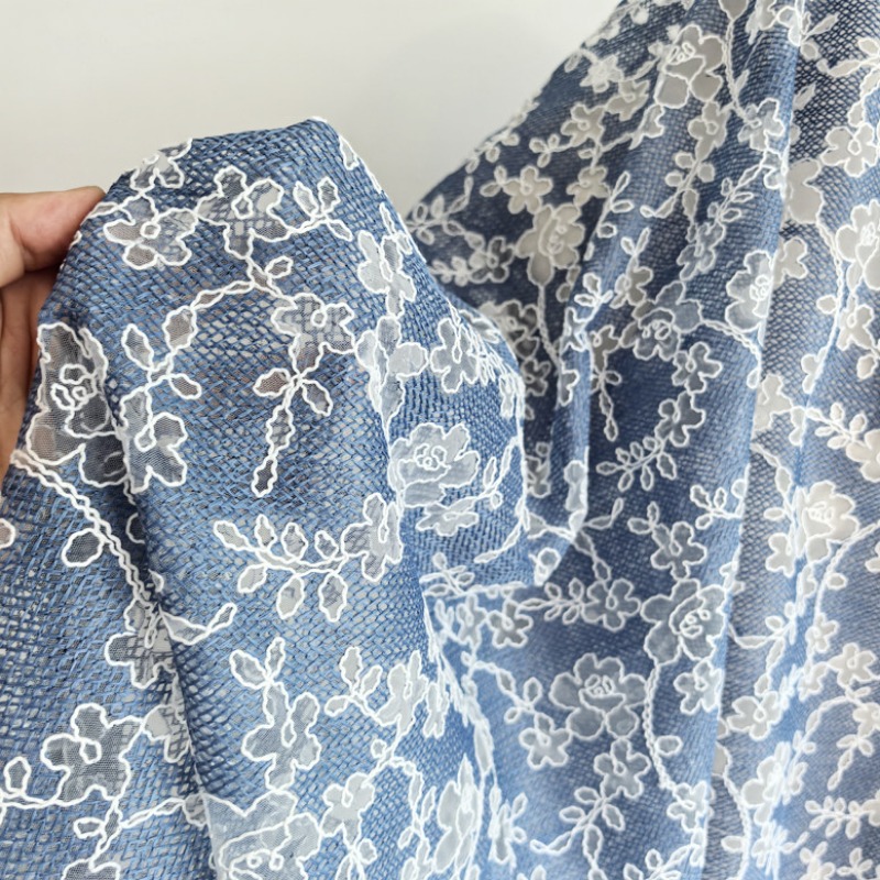 Embroidery Flower Pattern - Blumenstickerei Tüll-Spitzenstoff Blaue Basis Weißes Blumenmuster