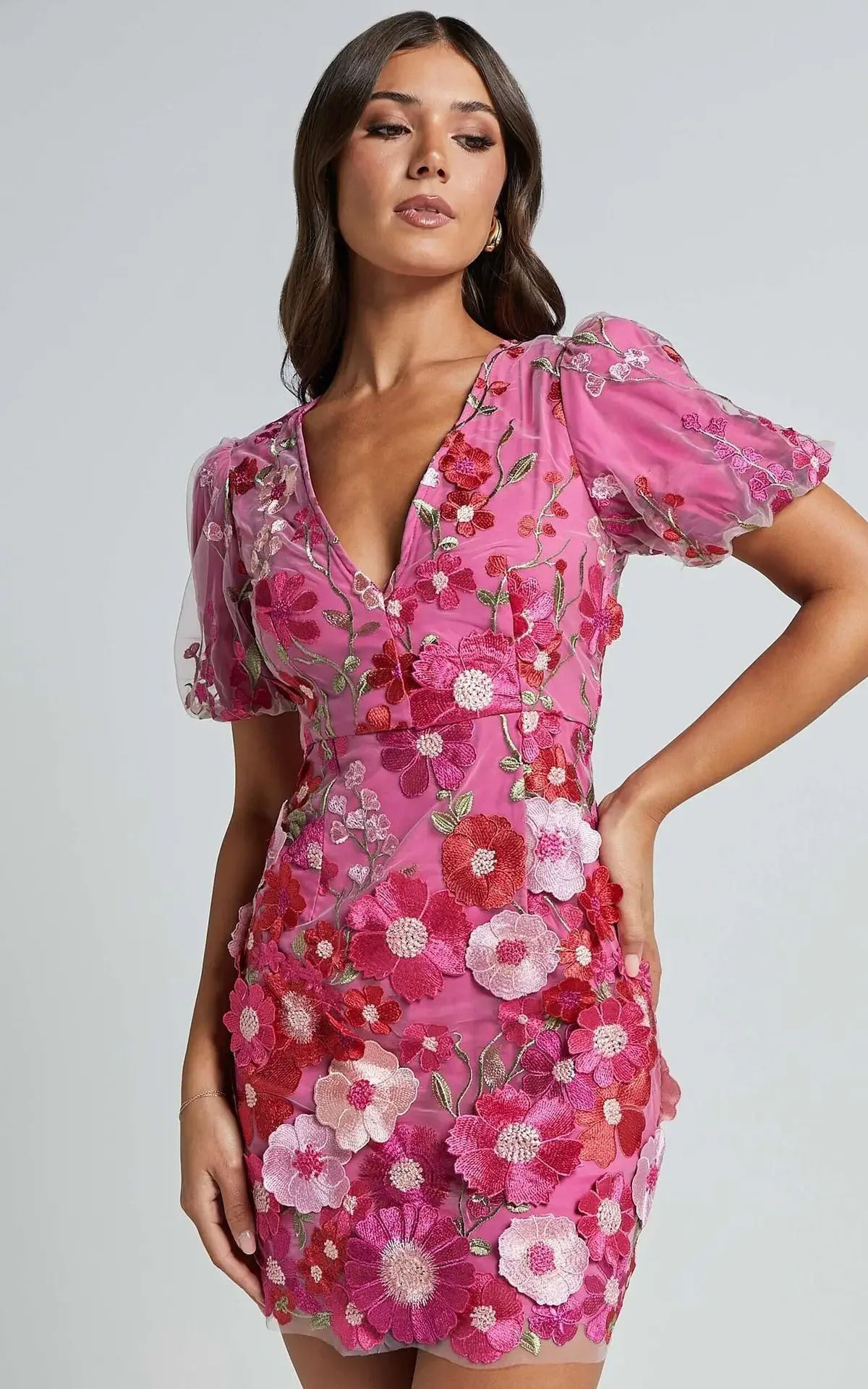 Embroidery Zara - Sexy besticktes ärmelloses Blumenkleid mit V-Ausschnitt