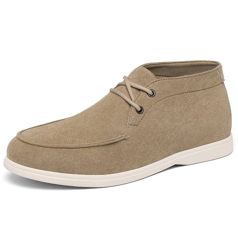 Embroidery White - Klassische Chukka-Stiefel aus Wildleder im britischen